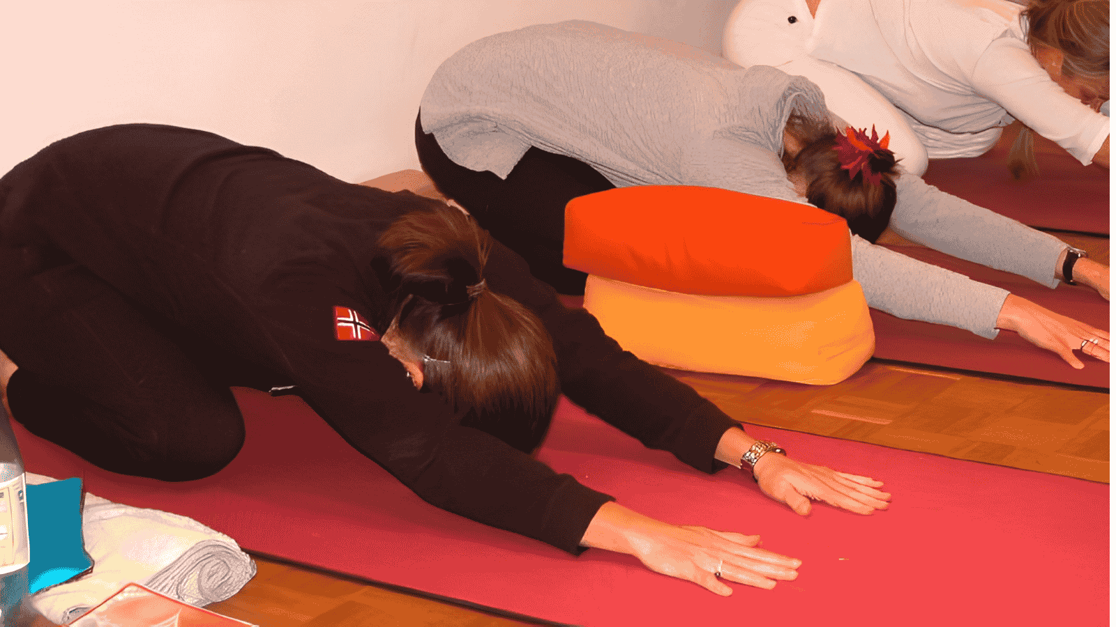 Teilnehmerinnen bei der praktischen Arbeit in der Tripada Yogalehrerausbildung